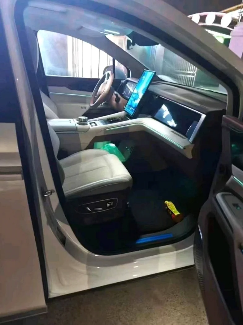 比亚迪夏 内饰前排