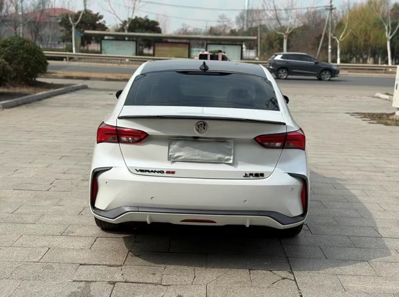 别克威朗 驾驶室