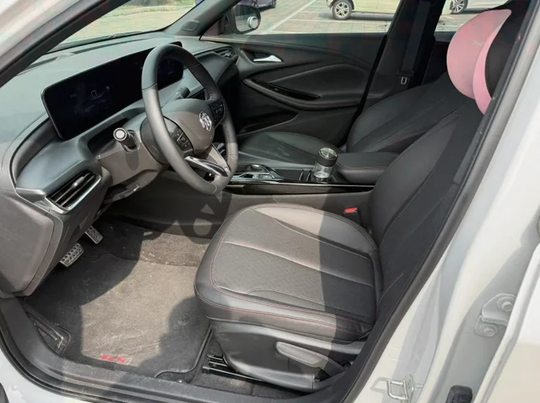 别克威朗 正面外观三