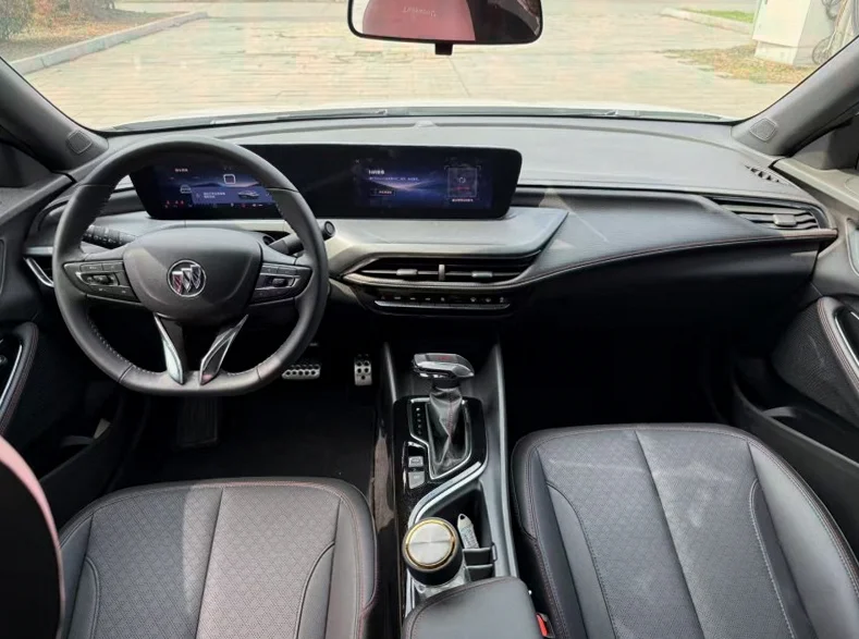 别克威朗 内饰前排