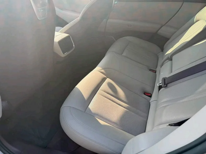 小米YU7 后面外观二