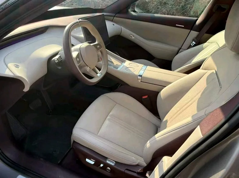 小米YU7 后面外观三