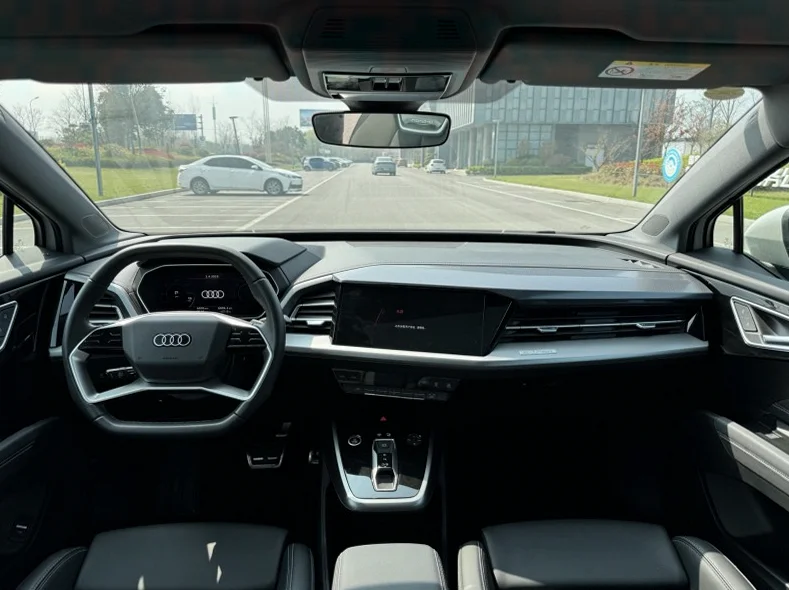 奥迪Q4 内饰后排