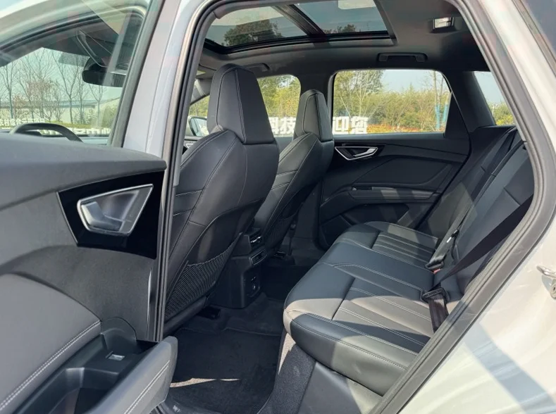 奥迪Q4 内饰前排