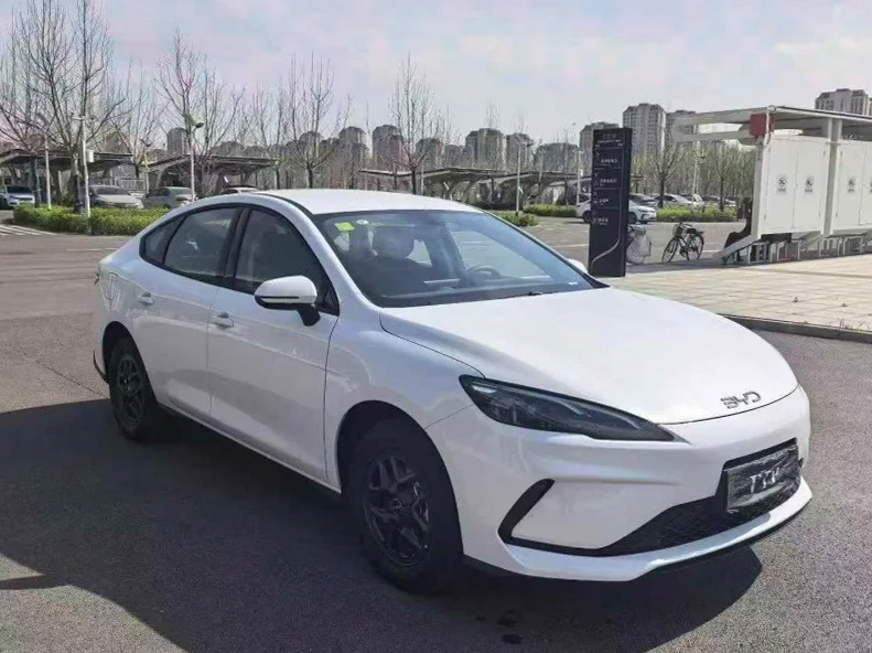 比亚迪海豹 正面外观二