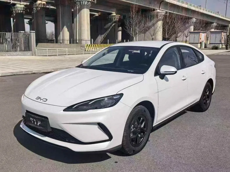 比亚迪海豹 正面外观三