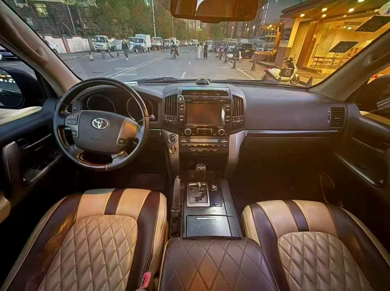 丰田兰德酷路泽 后面外观三