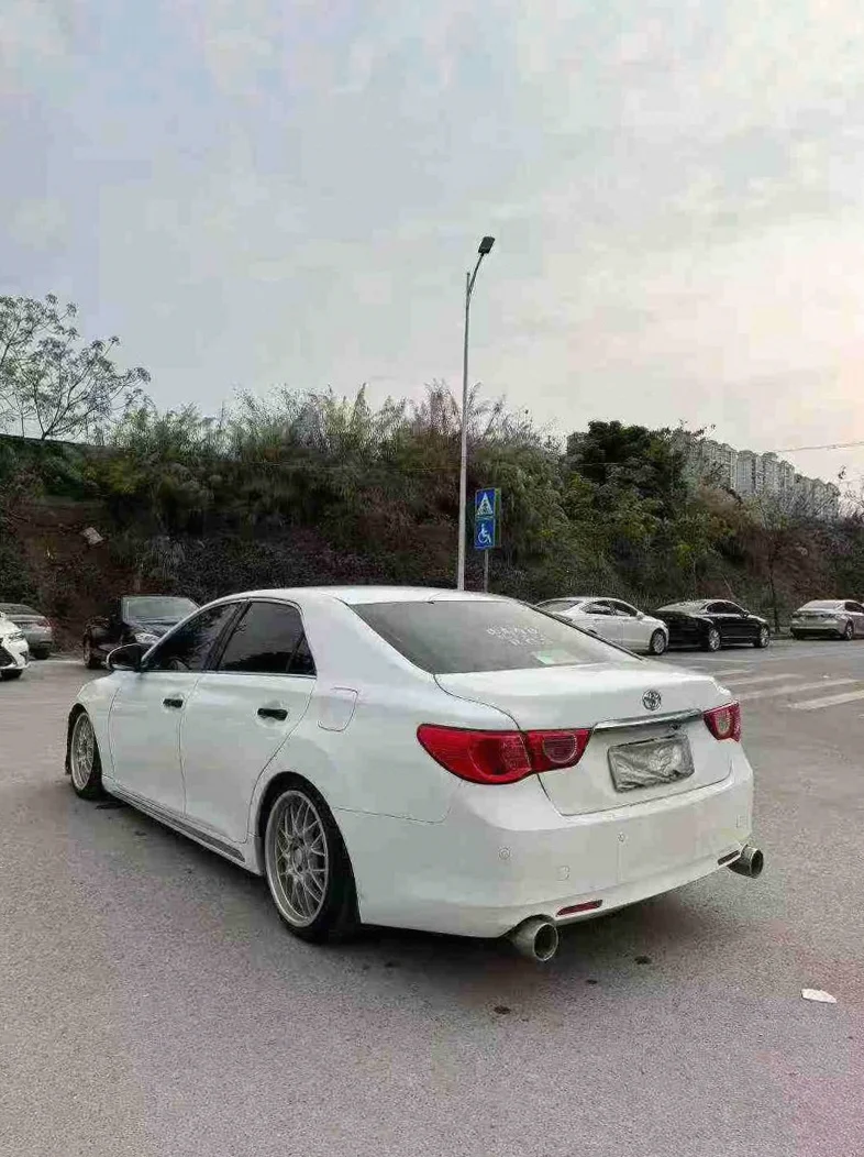 丰田锐志 内饰后排