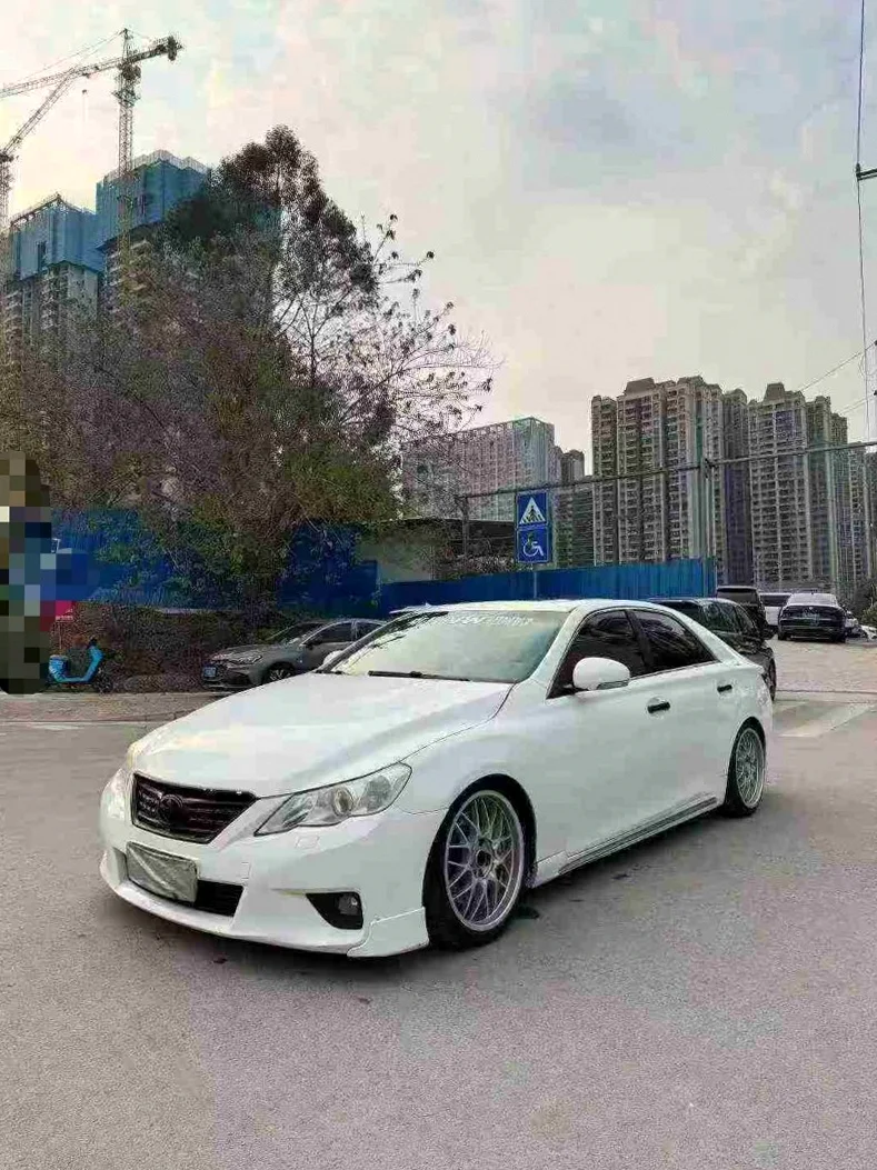 丰田锐志 正面外观三