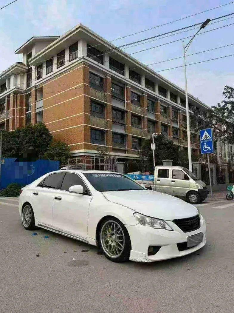 丰田锐志 正面外观二