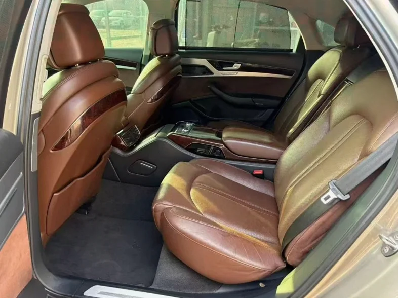 奥迪A8L 内饰后排