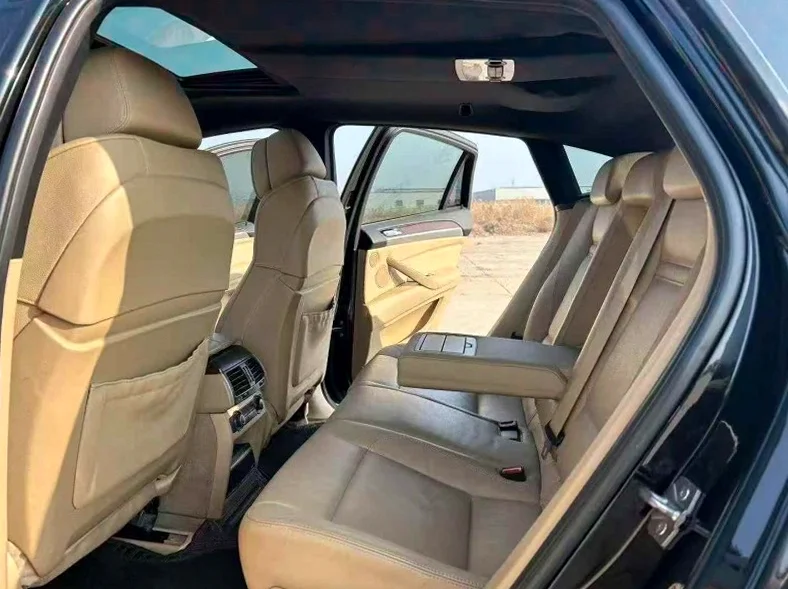 宝马X6 后面外观一