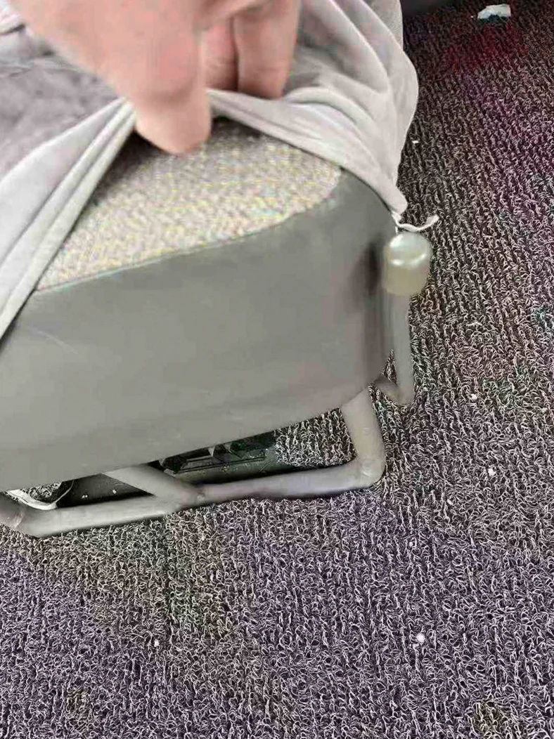 丰田考斯特 后面外观一