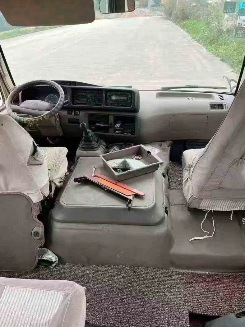 丰田考斯特 后面外观三