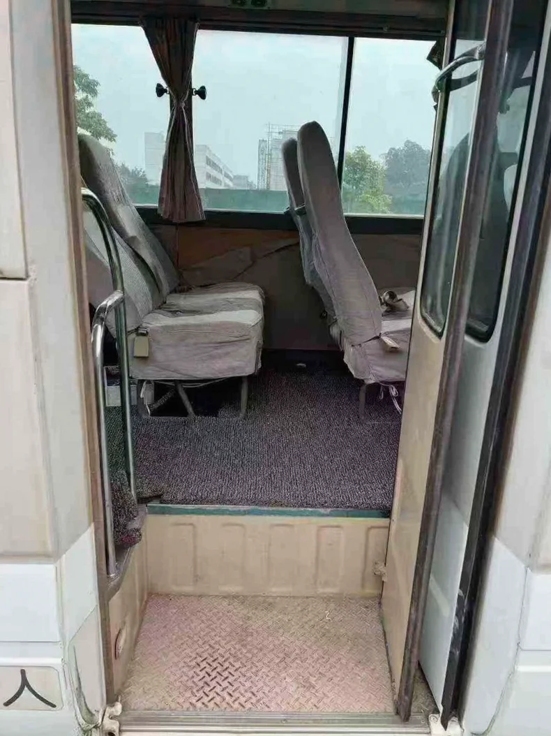 丰田考斯特 内饰前排