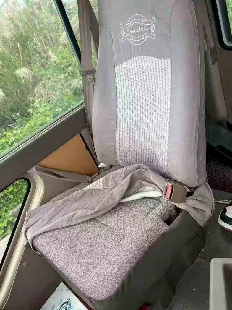 丰田考斯特 后面外观二