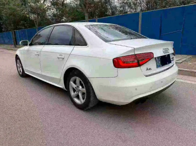 奥迪A4L 内饰后排