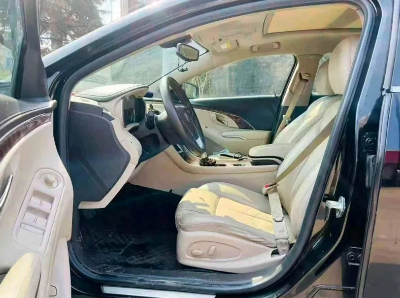 别克君越 内饰前排