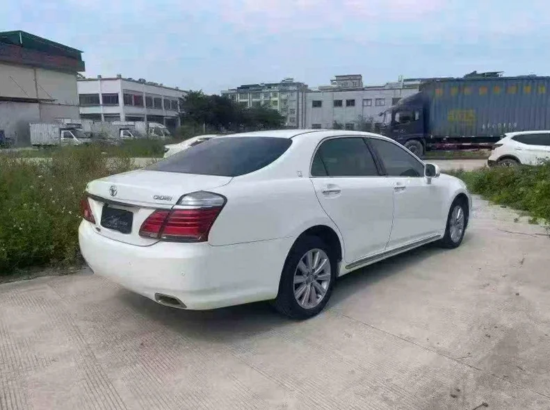 丰田皇冠 内饰前排