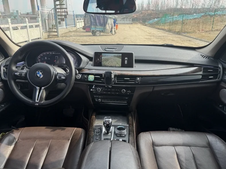 宝马X5 内饰后排