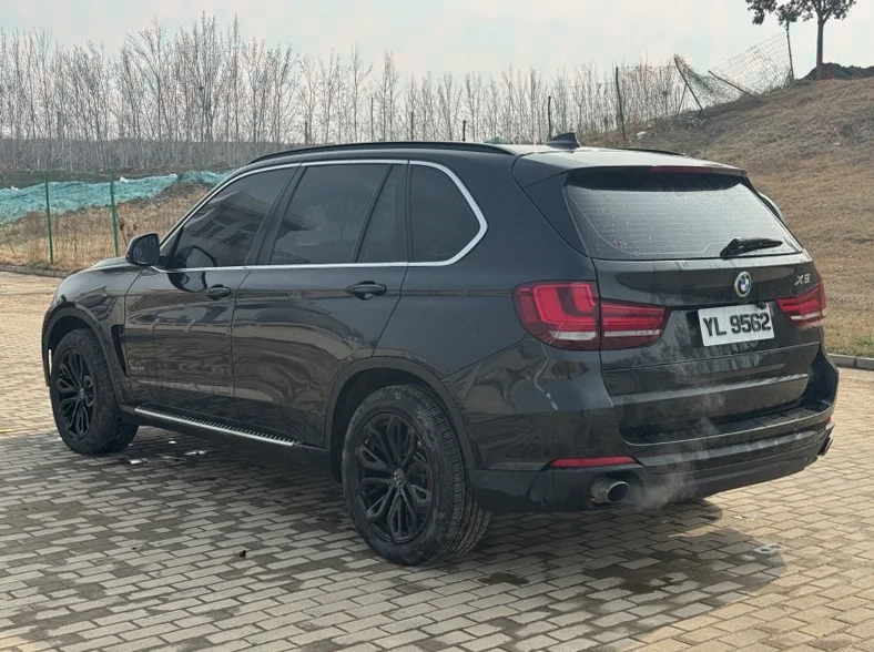 宝马X5 后面外观一