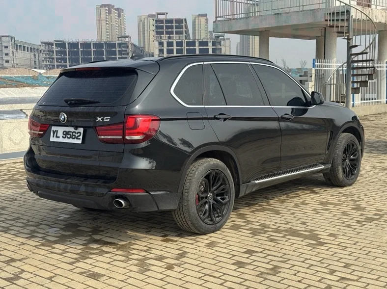 宝马X5 后面外观三