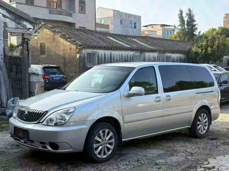 别克GL8 正面外观三