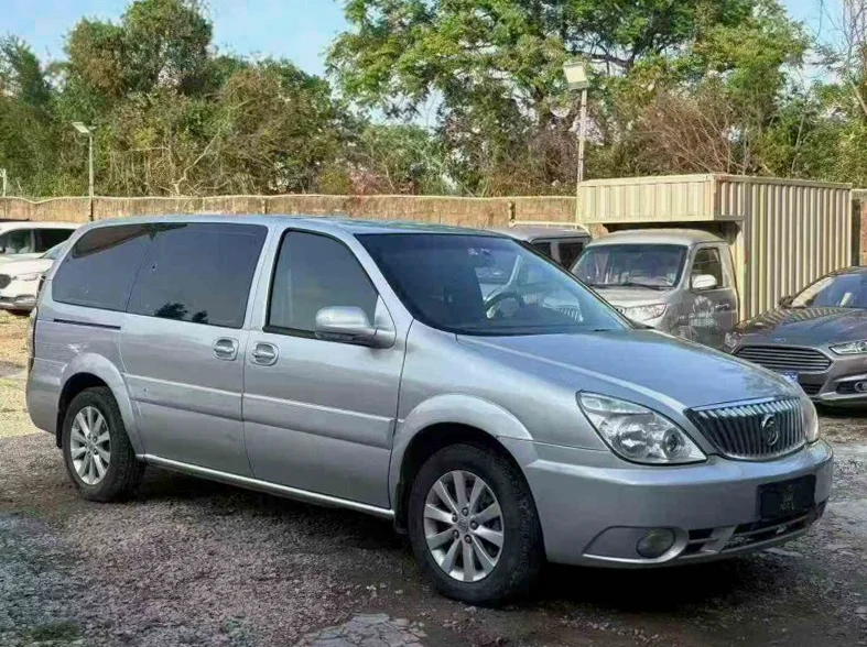 别克GL8 正面外观二