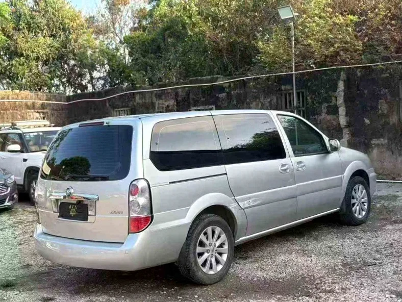 别克GL8 后面外观三