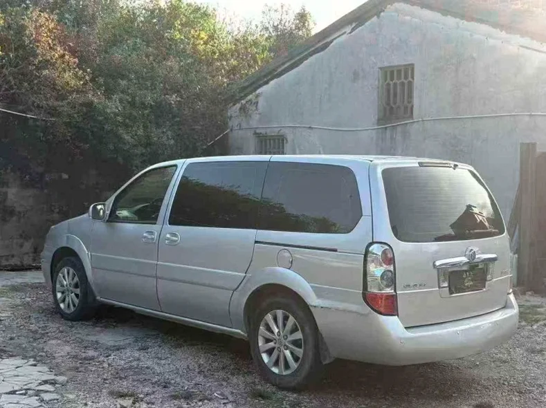 别克GL8 后面外观一