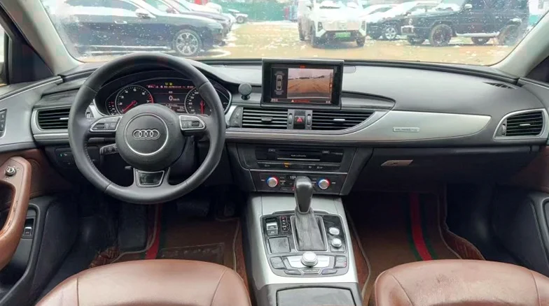 奥迪A6L 内饰前排