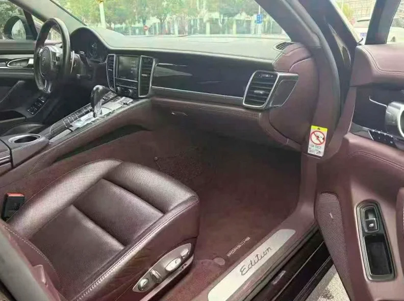 保时捷帕拉梅拉 后面外观三