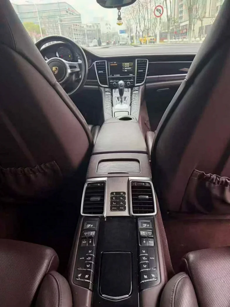 保时捷帕拉梅拉 后面外观一