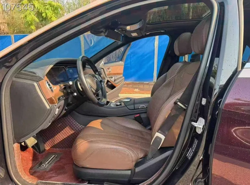 奔驰S 后面外观一