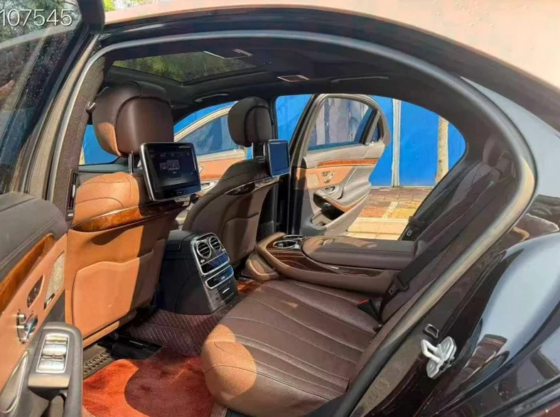 奔驰S 后面外观三