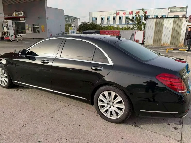 奔驰S 内饰后排