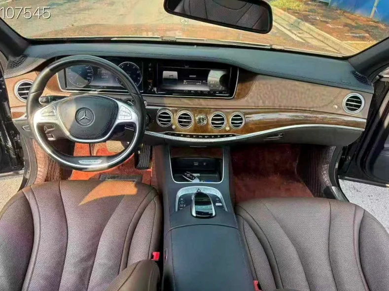 奔驰S 后面外观二