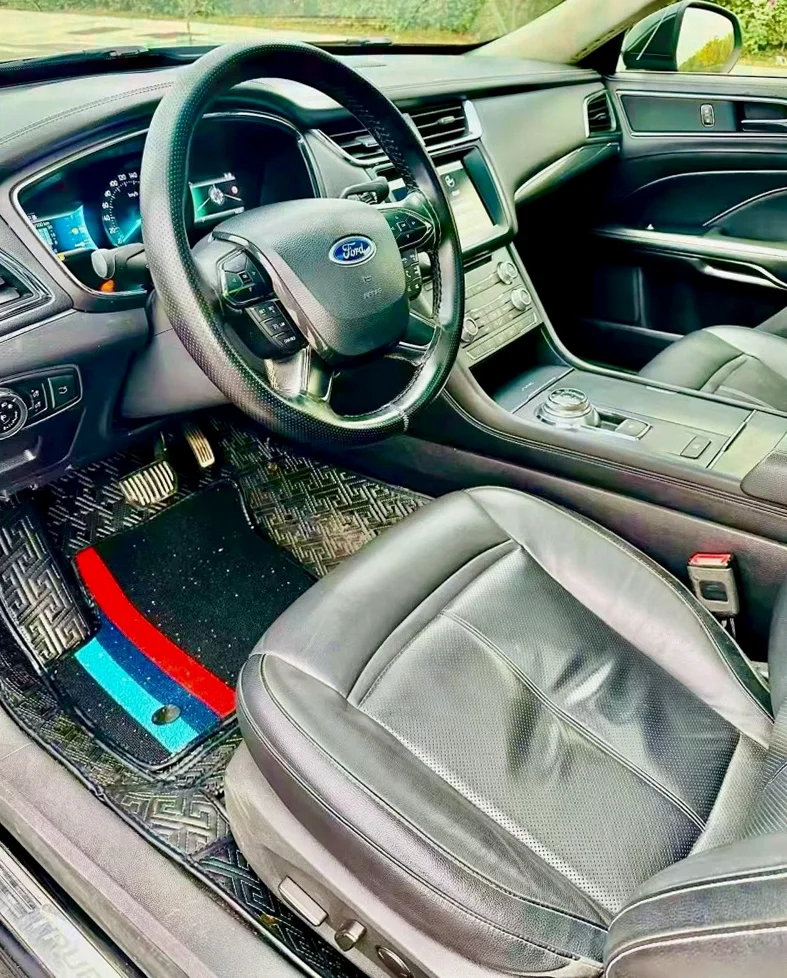 福特金牛座 正面外观三