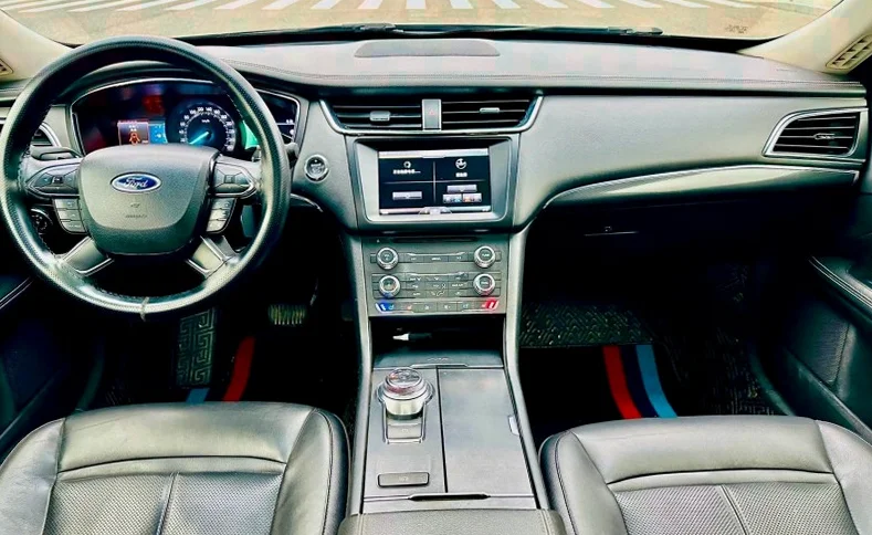 福特金牛座 内饰后排