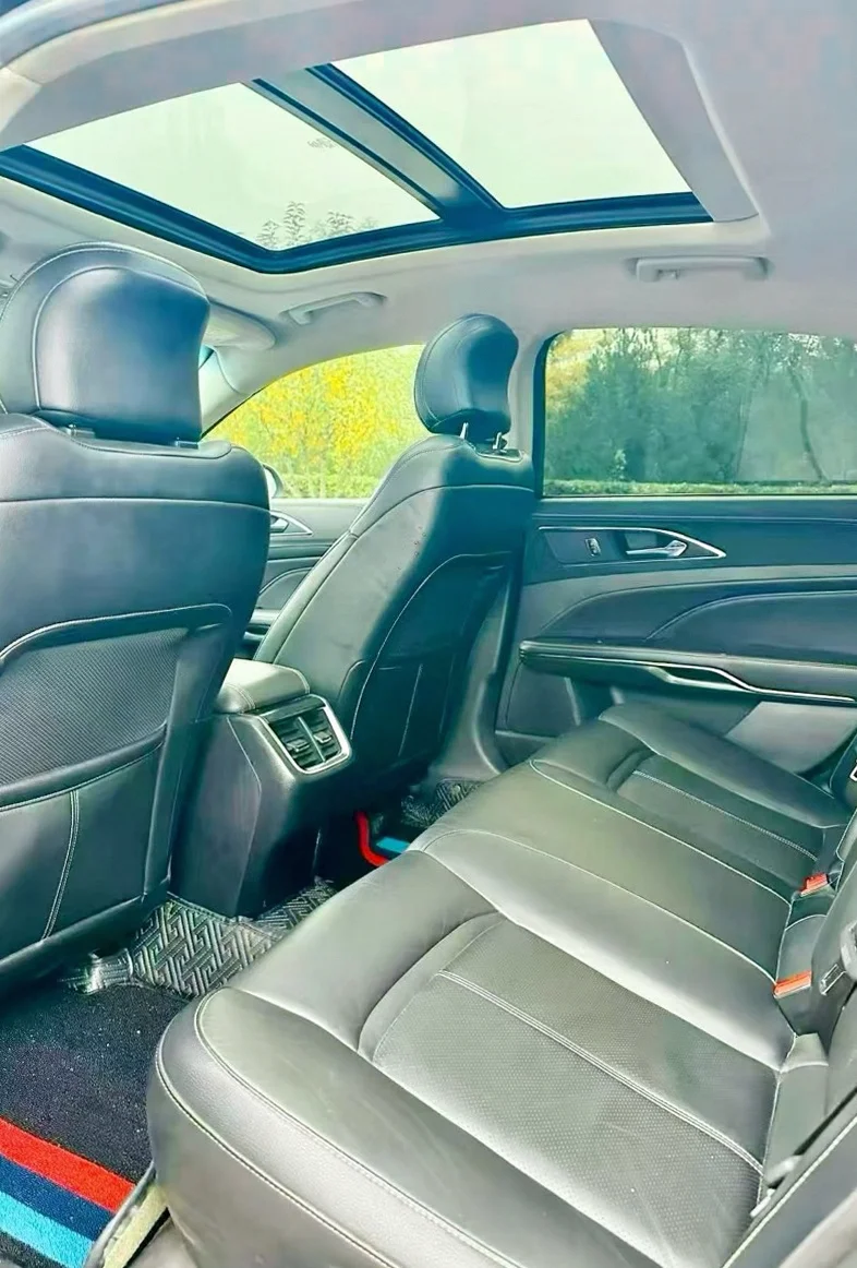 福特金牛座 正面外观二