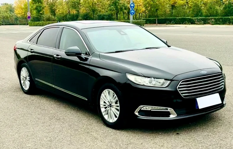 福特金牛座 驾驶室