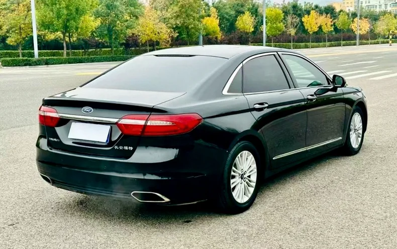 福特金牛座 后面外观二