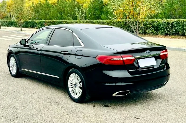 福特金牛座 内饰前排