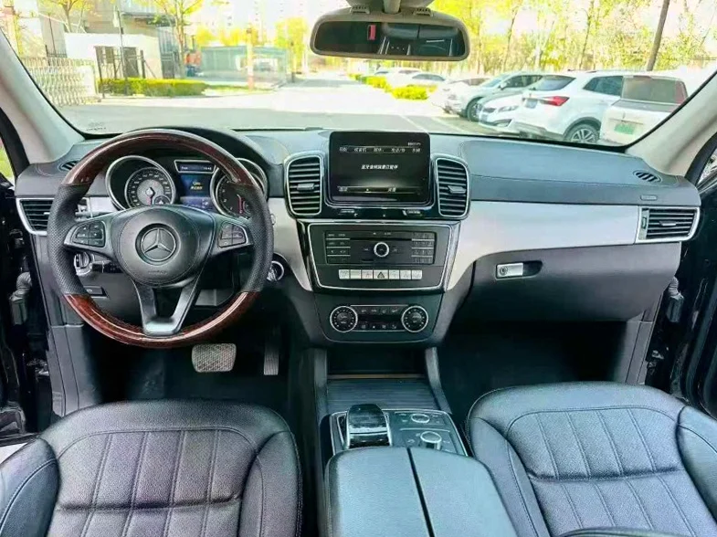 奔驰GLS 后面外观二