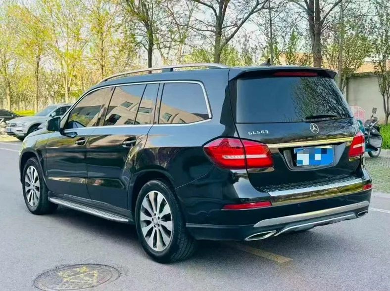 奔驰GLS 后面外观三