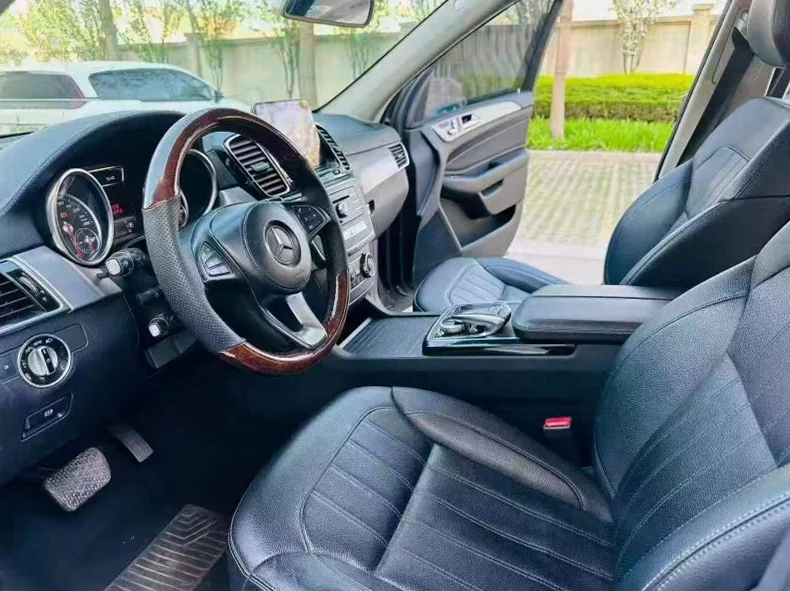 奔驰GLS 后面外观一