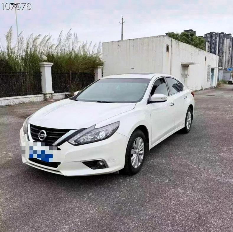 日产天籁 正面外观二