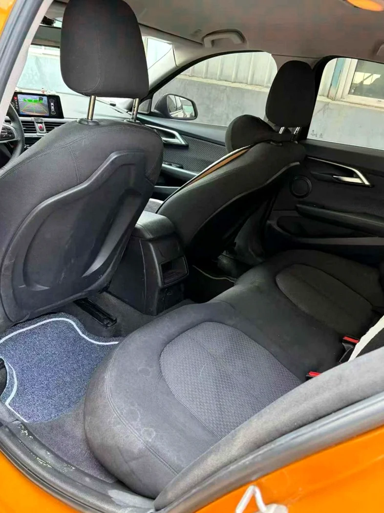 宝马1系 内饰后排