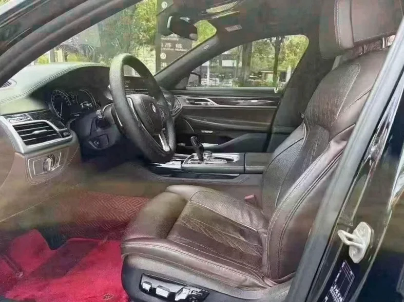 宝马7系 后面外观一