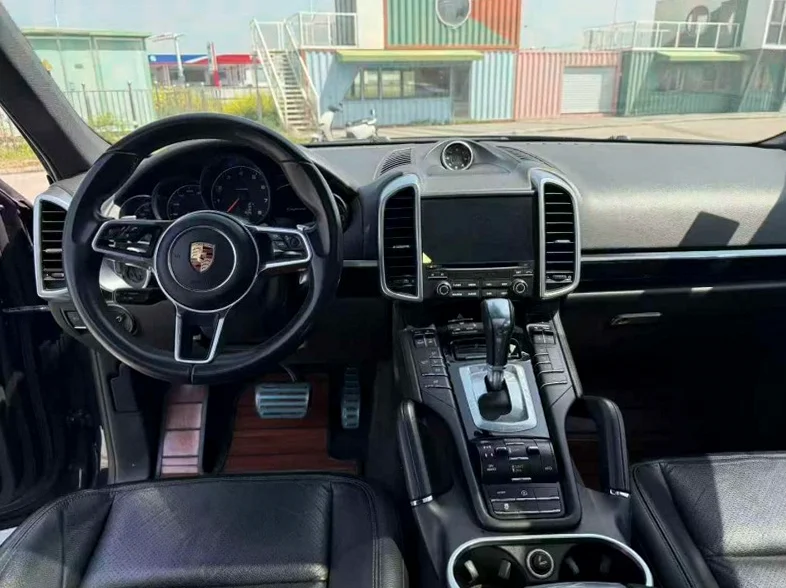 保时捷卡宴 后面外观一